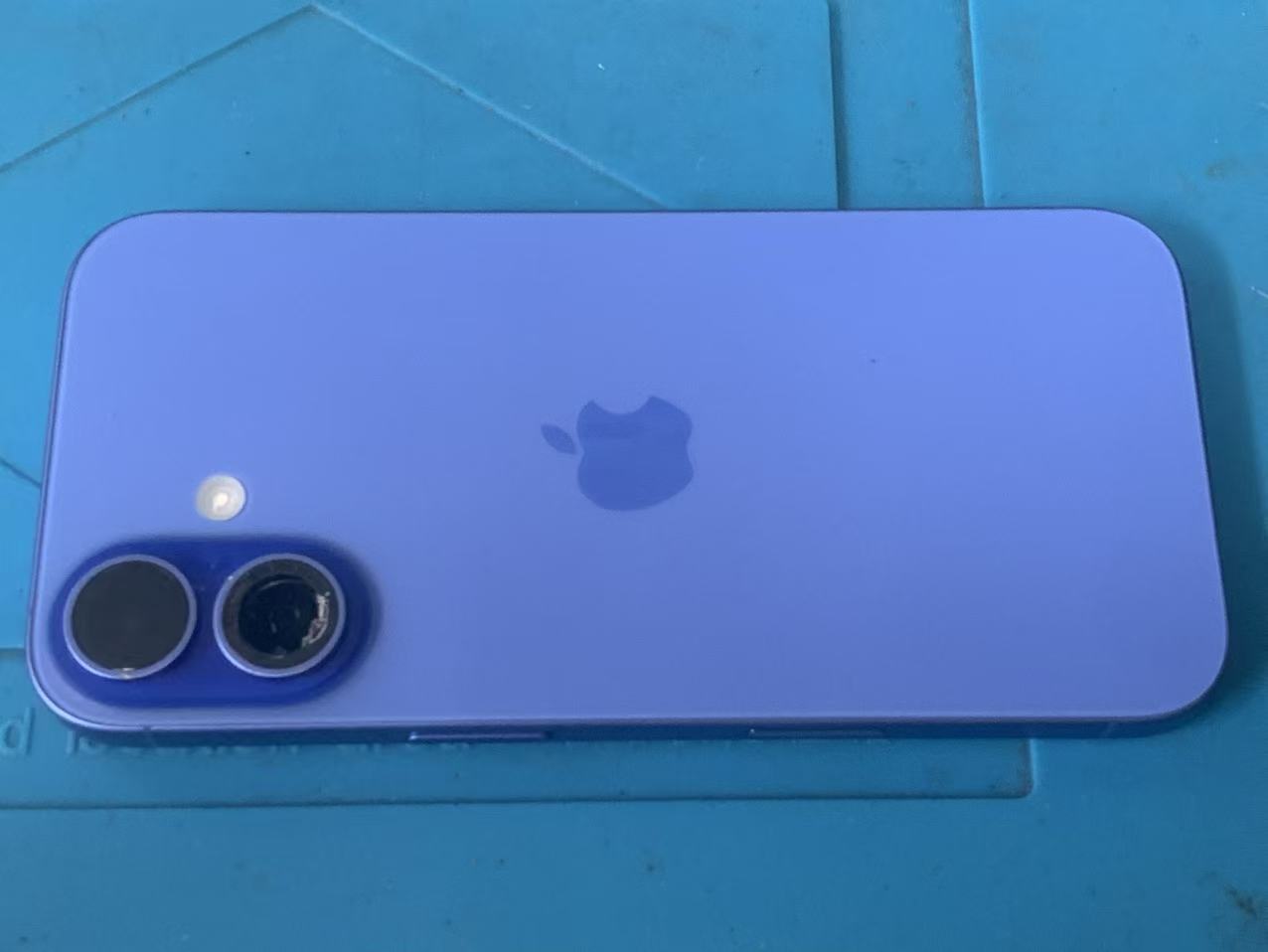 1779589448190971.jpg iphone16-camera-glass-crack-before-repair.jpg.jpg